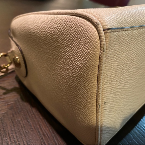 White coach purse. - Picture 6 of 8